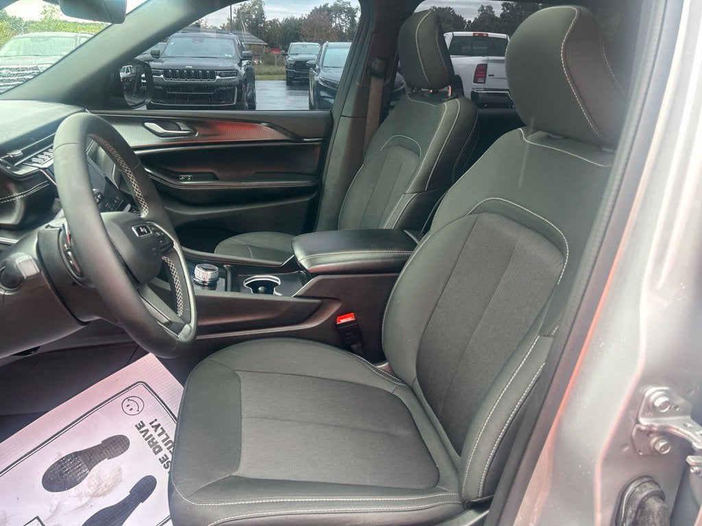 2025 Jeep Grand Cherokee L Laredo X 4x4