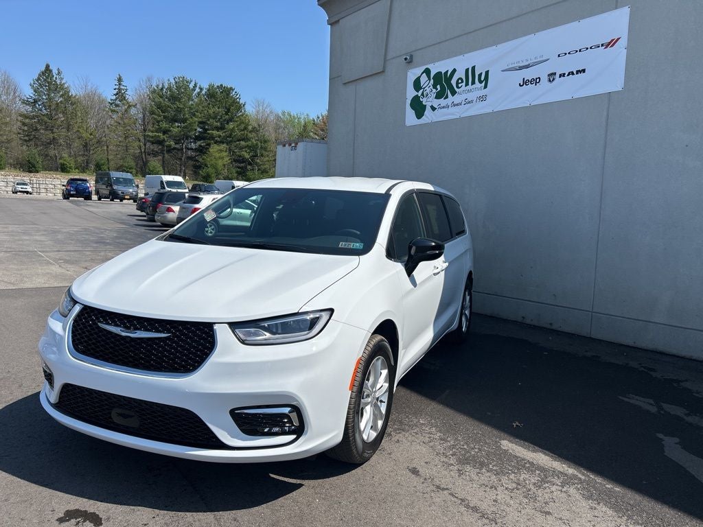 2026 Chrysler Pacifica Select AWD's photo