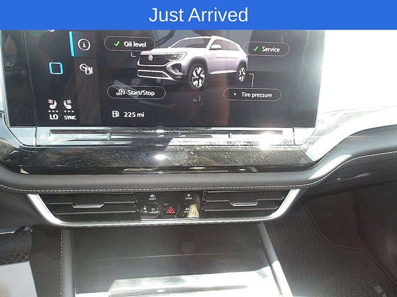 2025 Volkswagen Atlas Cross Sport 2.0T SE w/Technology