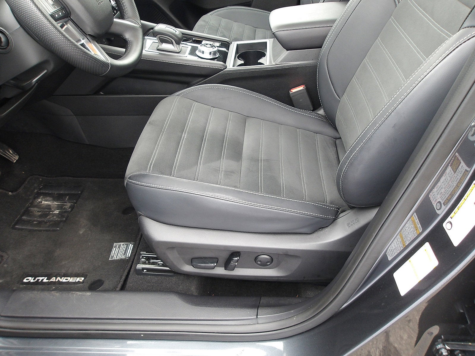 2024 Mitsubishi Outlander Base