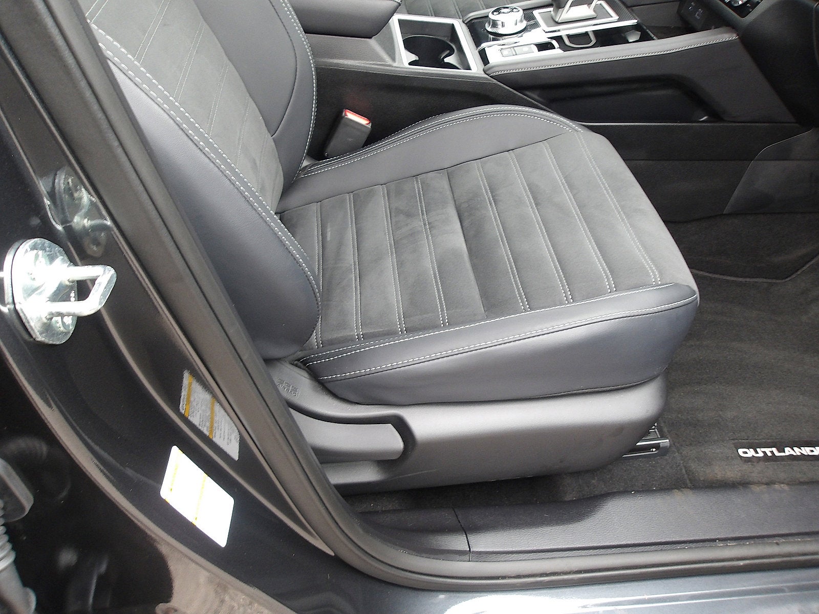 2024 Mitsubishi Outlander Base