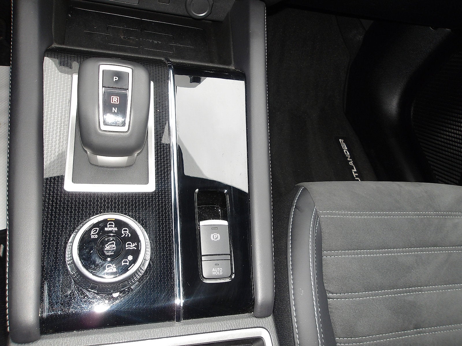 2024 Mitsubishi Outlander Base