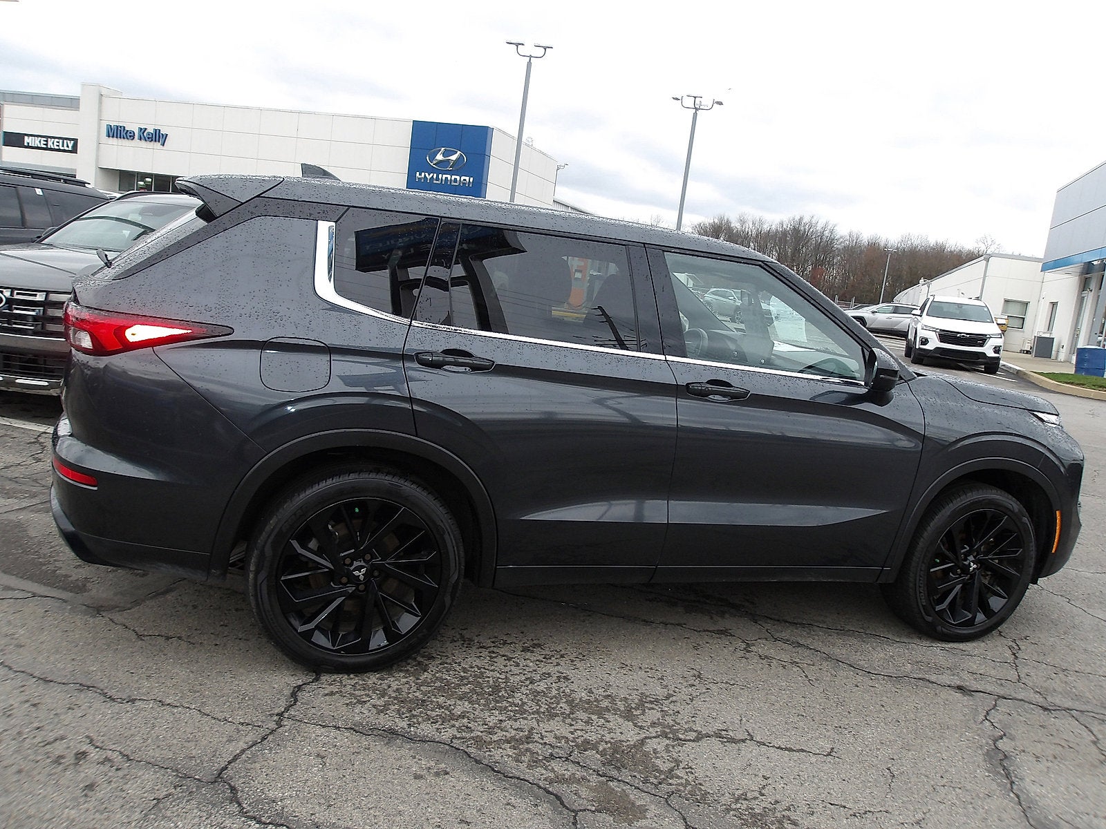 2024 Mitsubishi Outlander Base