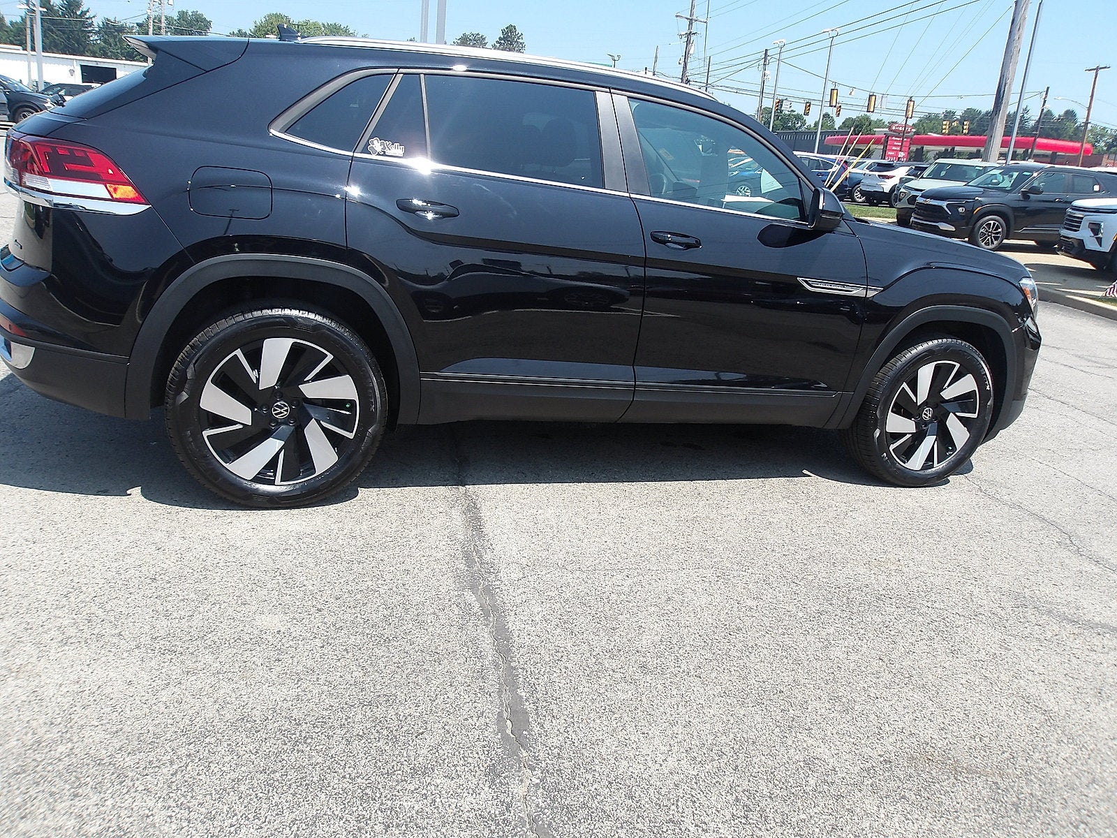 2025 Volkswagen Atlas Cross Sport 2.0T SE w/Technology