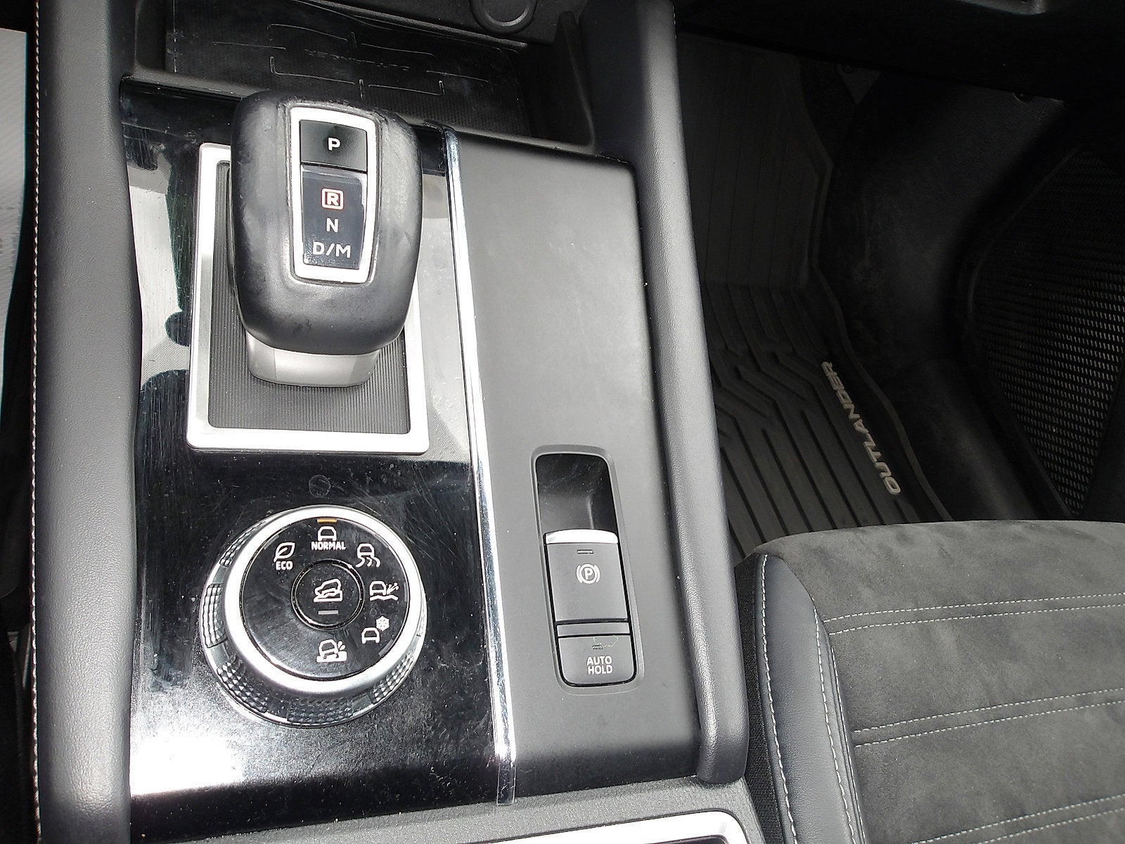 2023 Mitsubishi Outlander SE