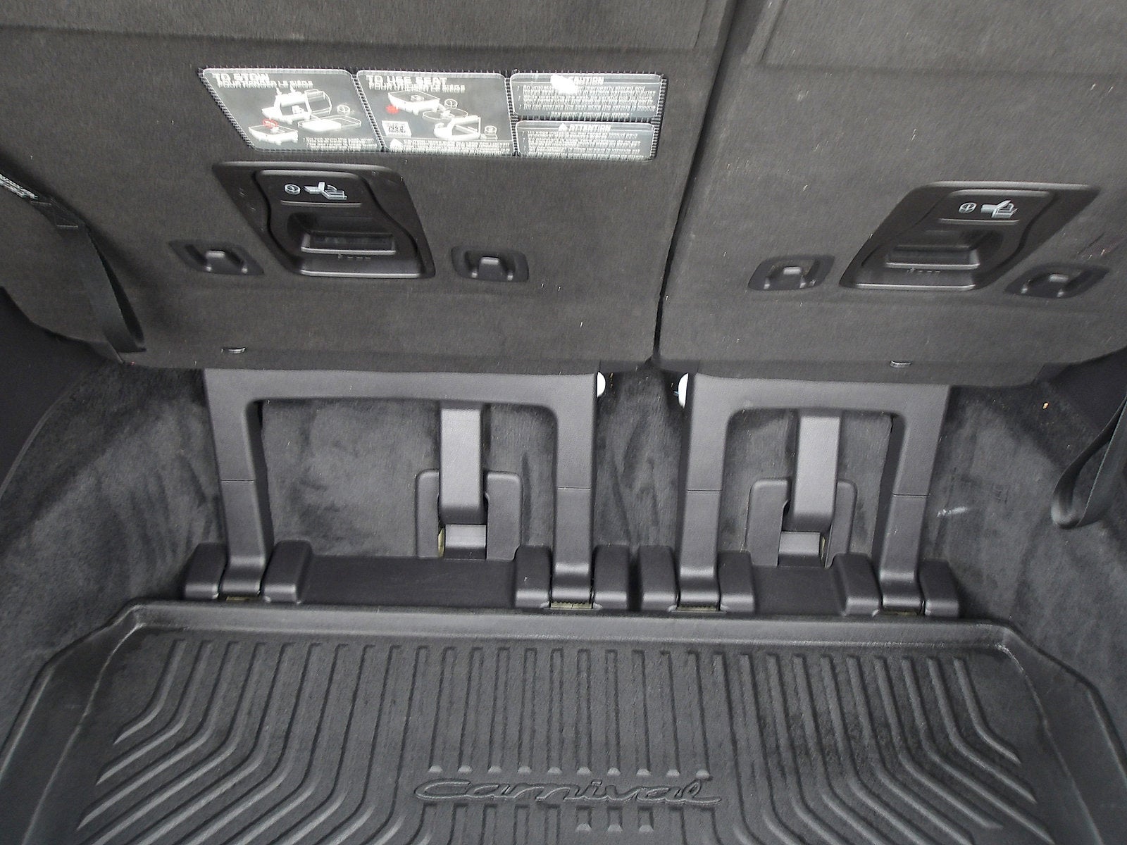 2023 Kia Carnival EX