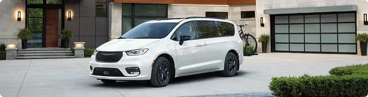 Choosing between the 2026 Chrysler Pacifica and the 2026 Toyota Sienna