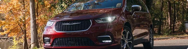 2026 Chrysler Pacifica V-6 compared with the 2026 Toyota Sienna hybrid powertrain